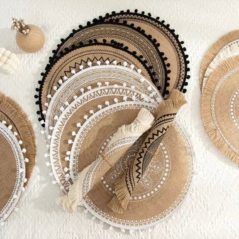 Sousplats Trançada com Franjas e Detalhes de Pompom para Sala de Jantar (Kit com 4x) - achatudostore